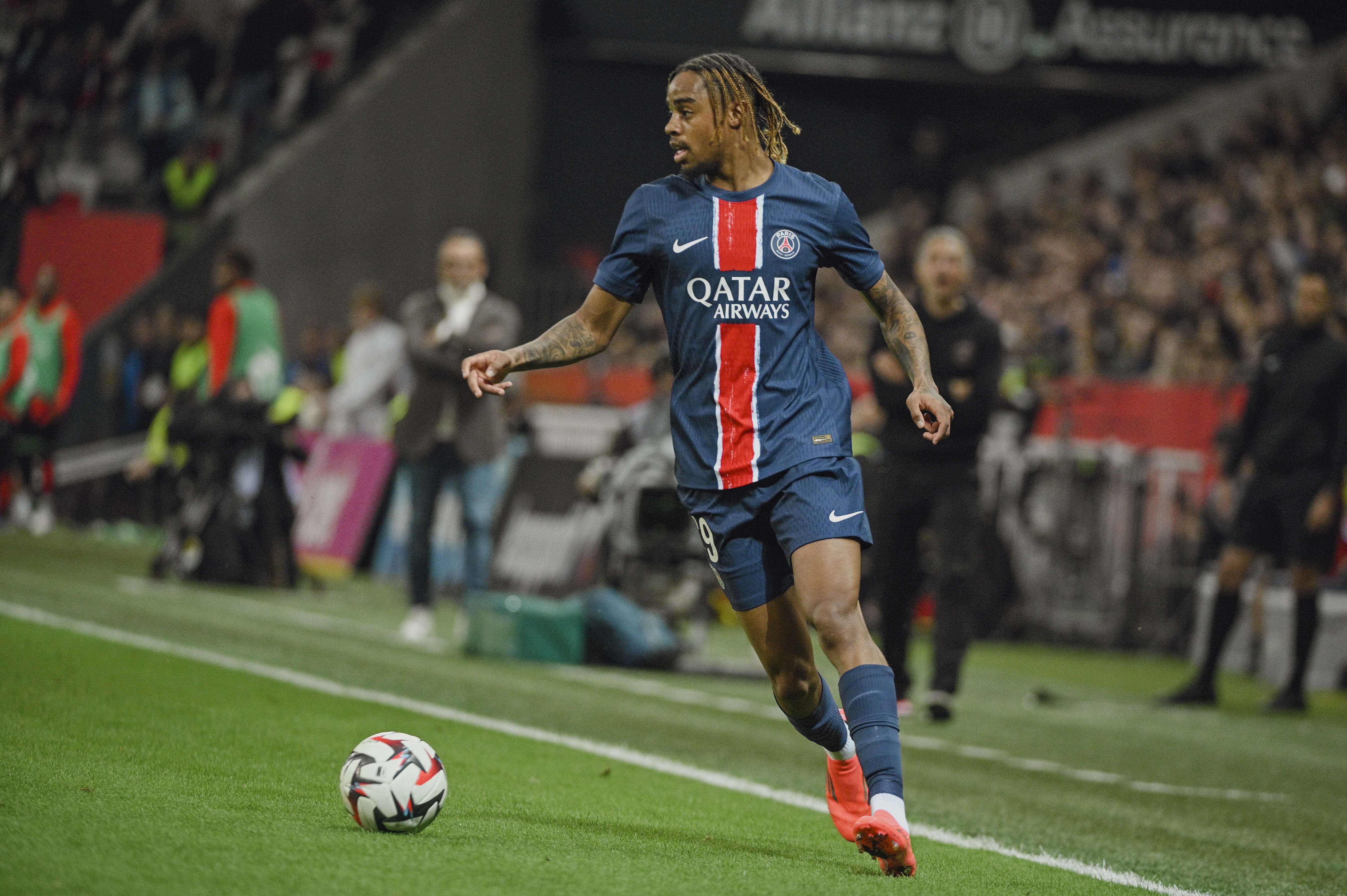 世俱杯买球-RMC:巴尔科拉一瘸一拐离场,但巴黎确认伤势并无大碍