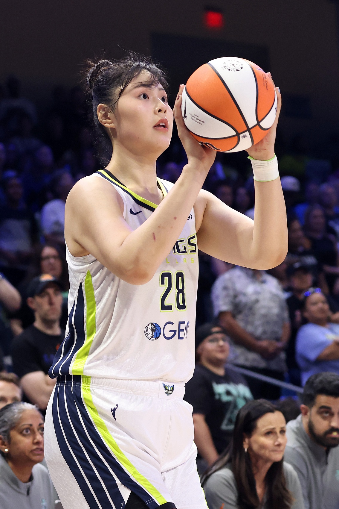 世俱杯-李月汝本赛季先后效力于风暴和飞翼 共出战31场&场均6分4.5板