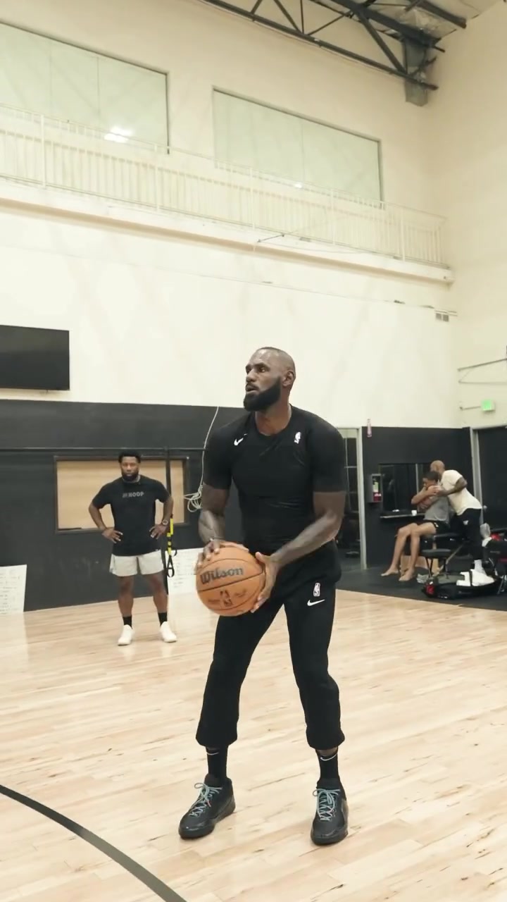 世俱杯买球APP-转型投手🏀训练师晒詹姆斯三分接球就投训练 出手流畅连续命中