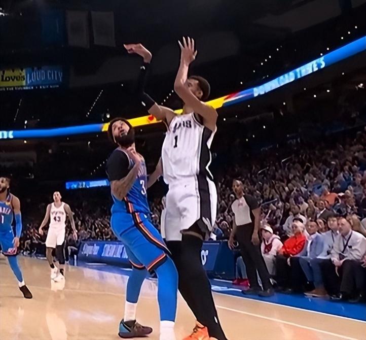 世俱杯买球官网入口-夹腿垫脚撞膝盖，文班被干倒6次！遭遇雷霆武术队，气得扭头就走