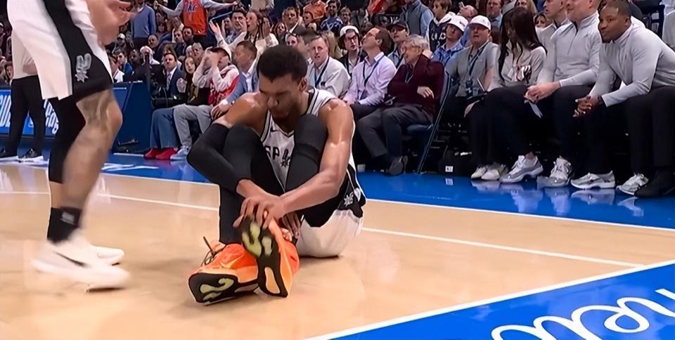 世俱杯买球官网入口-夹腿垫脚撞膝盖，文班被干倒6次！遭遇雷霆武术队，气得扭头就走