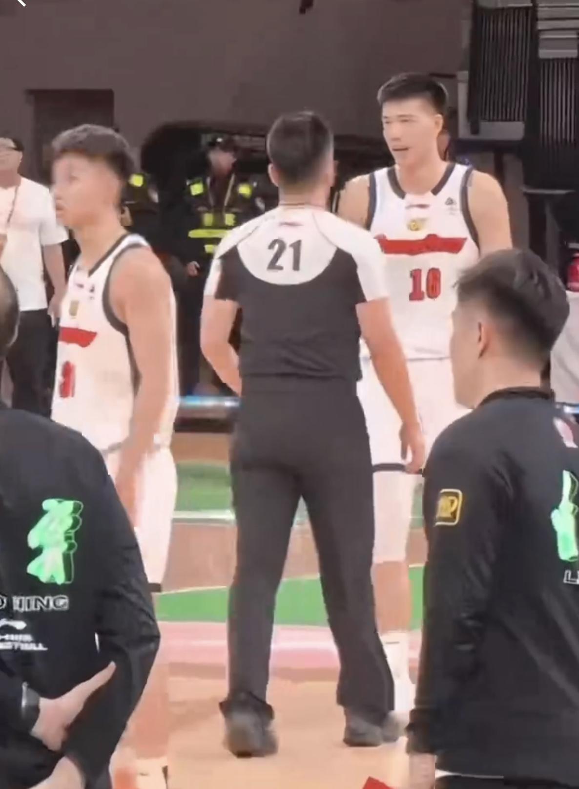 世俱杯-付豪撞飞徐杰，辽篮技术台竟带头鼓掌？焦泊乔还被辽篮球迷辱骂