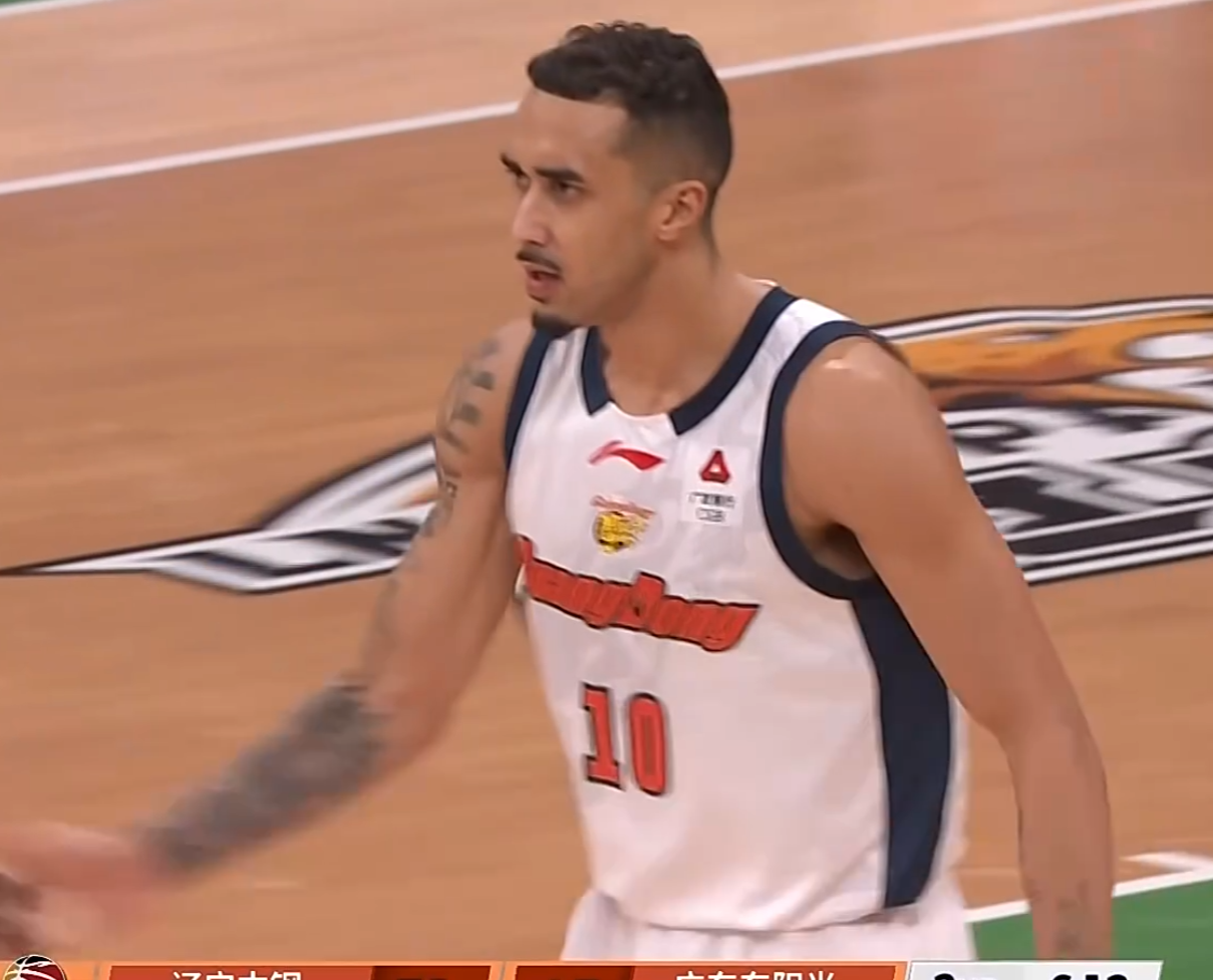 世俱杯-付豪撞飞徐杰，辽篮技术台竟带头鼓掌？焦泊乔还被辽篮球迷辱骂